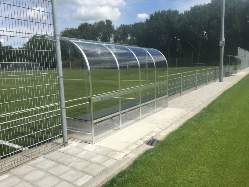 Dugout with sides partly in aluminium (1)