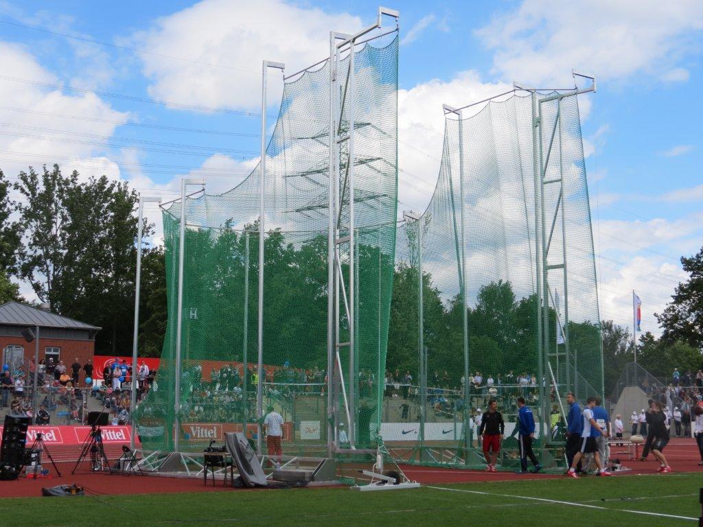 Mobile discus and hammer throwing safety cage