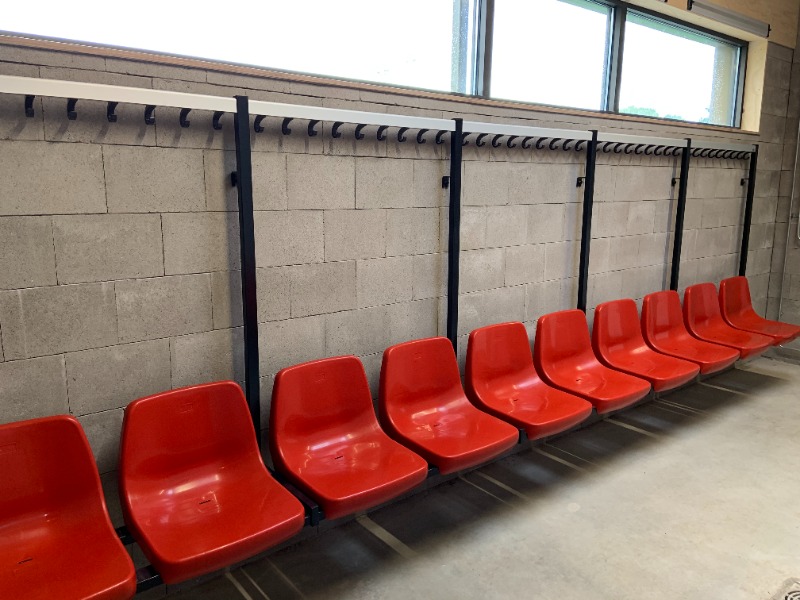 Dressing room bench with seat (1)