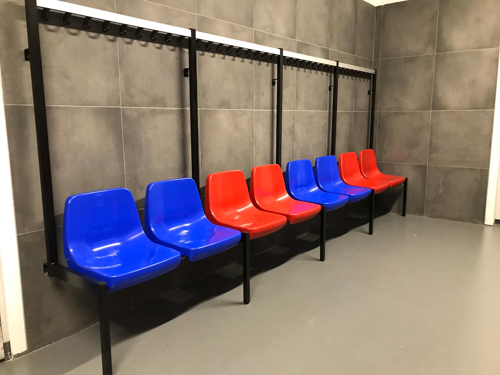 Dressing room bench with seat (3)