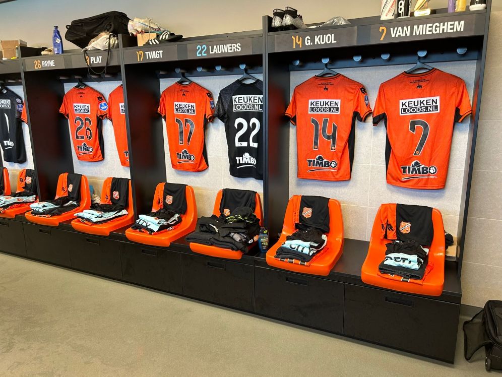 FC Volendam kleedkamer met kleding