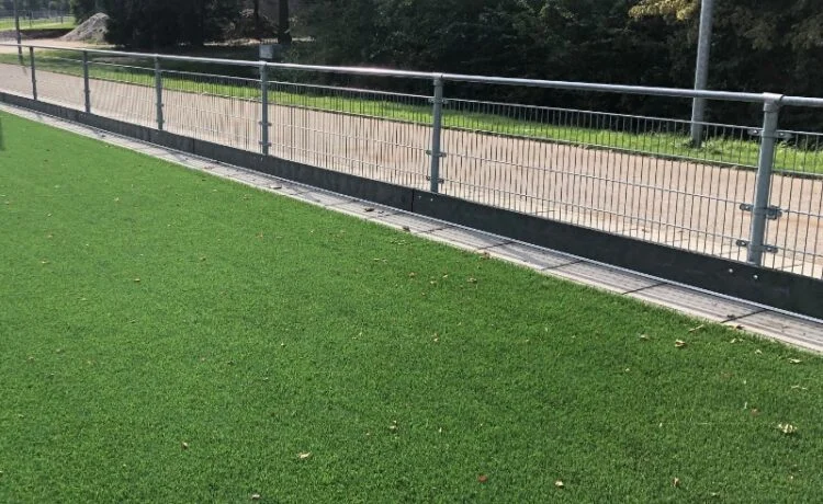 GreenMatter kantplanken op voetbalveld in Dordrecht
