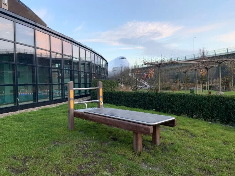 Nature-line fitnesstoestellen in de hoteltuin van Corendon