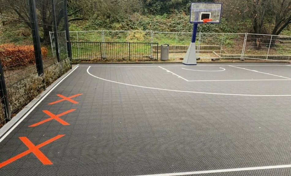 Zwarte modulaire sportvloer met Andreaskruizen in de Maritzstraat