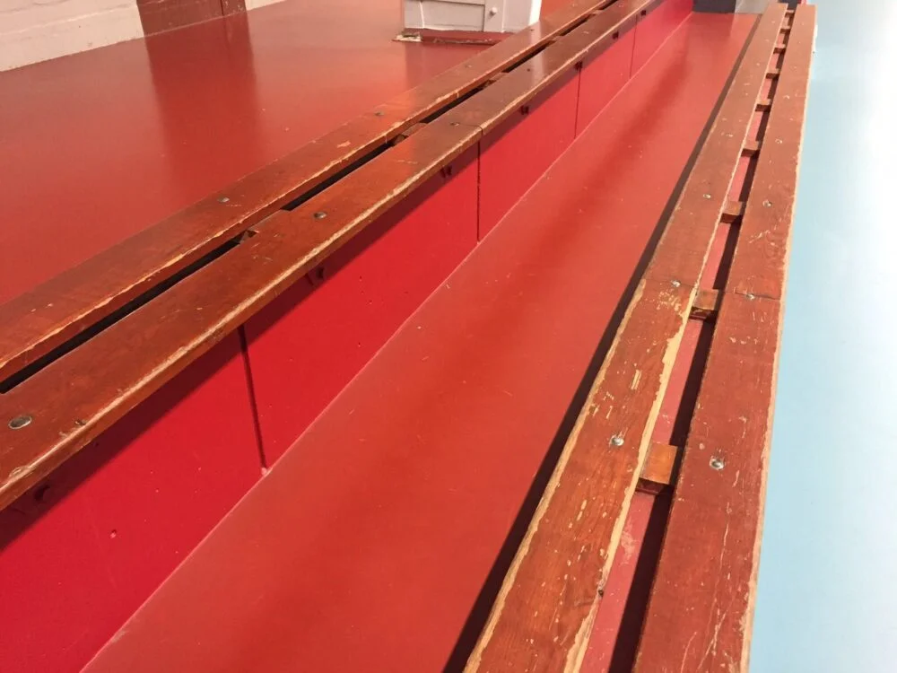 Grijze, witte en zwarte tribunestoelen in sporthal De Weeren